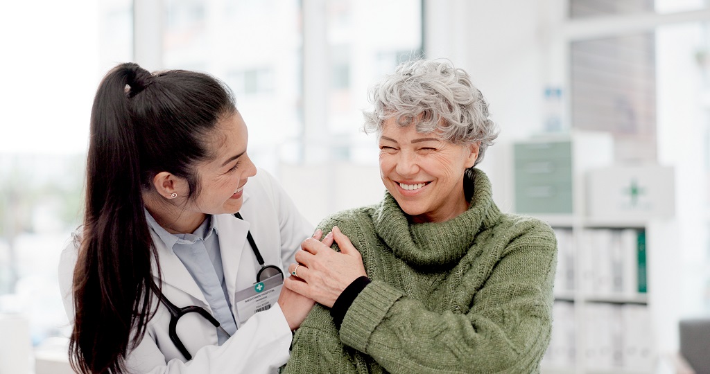 Doctor speaking with a senior patient about coverage options
