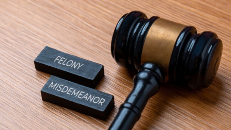 Judge’s gavel next to blocks labeled felony vs. misdemeanor showing the legal difference between the two charges